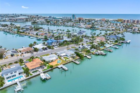 House in Treasure Island, Florida 3 bedrooms, 174.84 sq.m. № 1677010 - photo 15