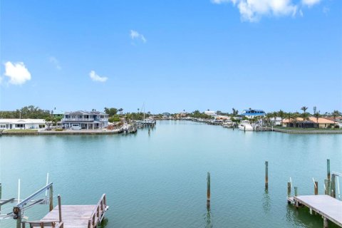 House in Treasure Island, Florida 3 bedrooms, 174.84 sq.m. № 1677010 - photo 1