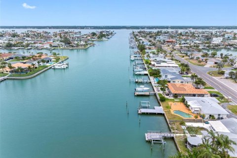 House in Treasure Island, Florida 3 bedrooms, 174.84 sq.m. № 1677010 - photo 18