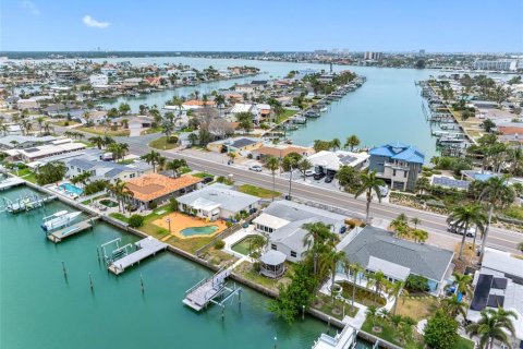 House in Treasure Island, Florida 3 bedrooms, 174.84 sq.m. № 1677010 - photo 17