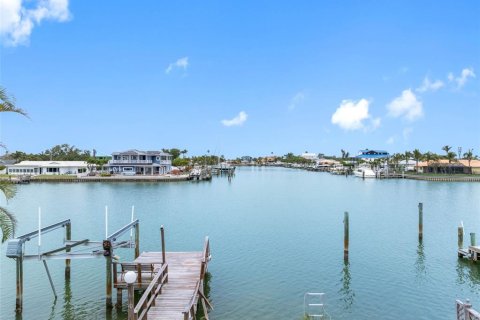 House in Treasure Island, Florida 3 bedrooms, 174.84 sq.m. № 1677010 - photo 3