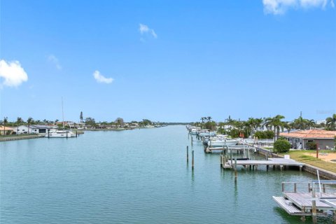 House in Treasure Island, Florida 3 bedrooms, 174.84 sq.m. № 1677010 - photo 23