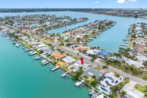 House in Treasure Island, Florida 3 bedrooms, 174.84 sq.m. № 1677010 - photo 5