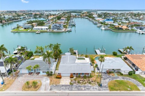 House in Treasure Island, Florida 3 bedrooms, 174.84 sq.m. № 1677010 - photo 21