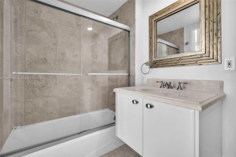 Condo in Fort Lauderdale, Florida, 2 bedrooms  № 1956096 - photo 18