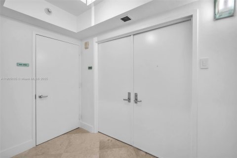 Condo in Fort Lauderdale, Florida, 2 bedrooms  № 1956096 - photo 25