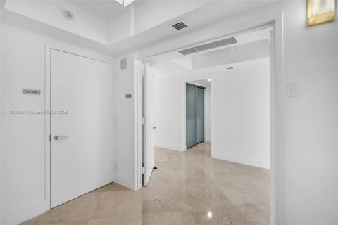 Condo in Fort Lauderdale, Florida, 2 bedrooms  № 1956096 - photo 24