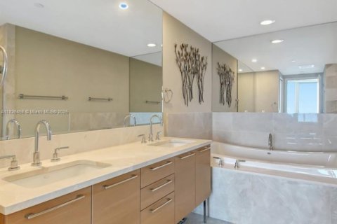 Condo in Sunny Isles Beach, Florida, 1 bedroom  № 1797516 - photo 17