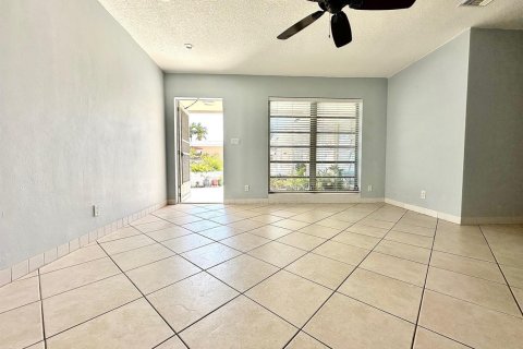 Condo in Deerfield Beach, Florida, 2 bedrooms  № 2249907 - photo 2
