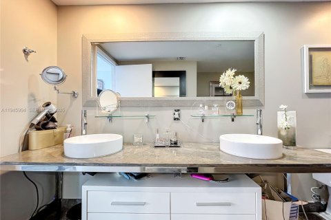 Condominio en alquiler en Miami, Florida, 2 dormitorios, 108.51 m2 № 2005681 - foto 15