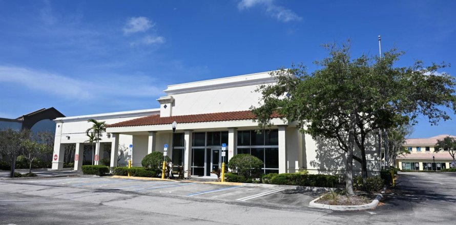 Commercial property in Tequesta, Florida № 2176185