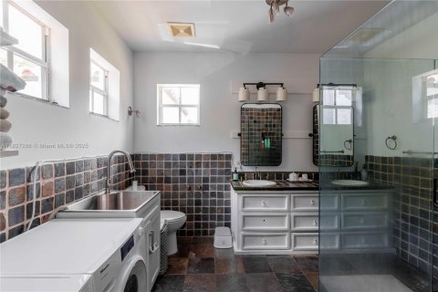House in Coral Gables, Florida 2 bedrooms, 157.66 sq.m. № 1798789 - photo 22