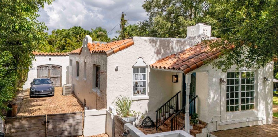 House in Coral Gables, Florida 2 bedrooms, 157.66 sq.m. № 1798789