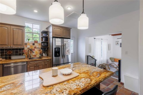 House in Coral Gables, Florida 2 bedrooms, 157.66 sq.m. № 1798789 - photo 14