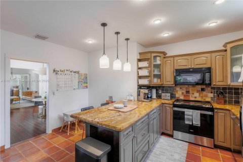 House in Coral Gables, Florida 2 bedrooms, 157.66 sq.m. № 1798789 - photo 12