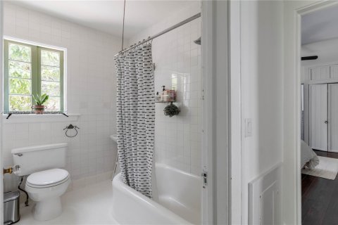House in Coral Gables, Florida 2 bedrooms, 157.66 sq.m. № 1798789 - photo 19