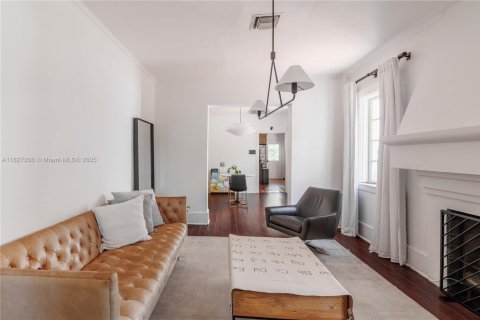 House in Coral Gables, Florida 2 bedrooms, 157.66 sq.m. № 1798789 - photo 7