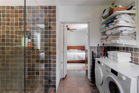 House in Coral Gables, Florida 2 bedrooms, 157.66 sq.m. № 1798789 - photo 23