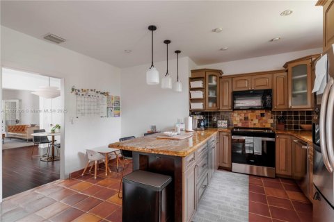 House in Coral Gables, Florida 2 bedrooms, 157.66 sq.m. № 1798789 - photo 11