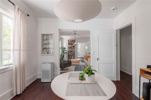 House in Coral Gables, Florida 2 bedrooms, 157.66 sq.m. № 1798789 - photo 10