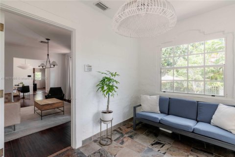 House in Coral Gables, Florida 2 bedrooms, 157.66 sq.m. № 1798789 - photo 3