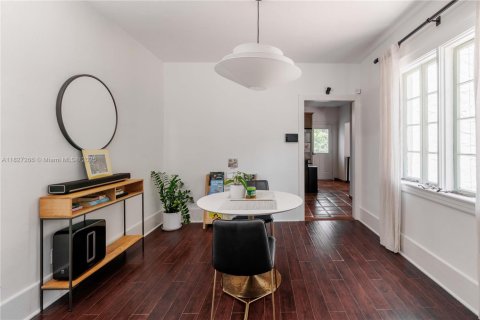 House in Coral Gables, Florida 2 bedrooms, 157.66 sq.m. № 1798789 - photo 8