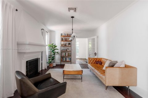 House in Coral Gables, Florida 2 bedrooms, 157.66 sq.m. № 1798789 - photo 6