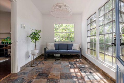 House in Coral Gables, Florida 2 bedrooms, 157.66 sq.m. № 1798789 - photo 4