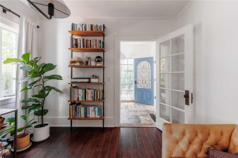 House in Coral Gables, Florida 2 bedrooms, 157.66 sq.m. № 1798789 - photo 5