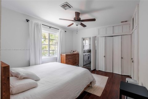House in Coral Gables, Florida 2 bedrooms, 157.66 sq.m. № 1798789 - photo 21