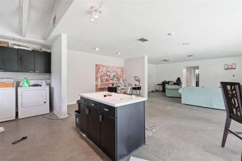 House in Brandon, Florida 2 bedrooms, 129.32 sq.m. № 2315312 - photo 27