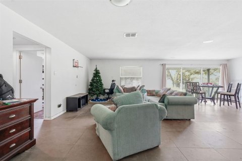 House in Brandon, Florida 2 bedrooms, 129.32 sq.m. № 2315312 - photo 8