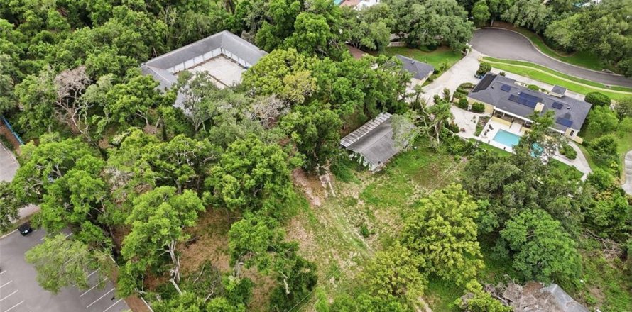 House in Brandon, Florida 2 bedrooms, 129.32 sq.m. № 2315312