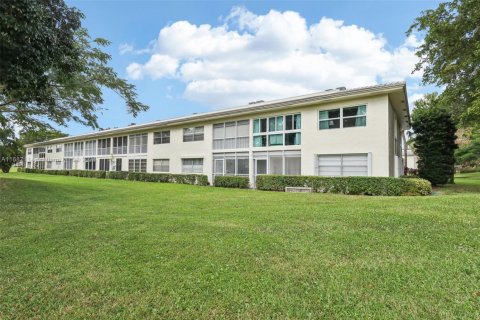 Condo in Coconut Creek, Florida, 2 bedrooms  № 1443540 - photo 10
