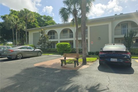 Condo in Coconut Creek, Florida, 2 bedrooms  № 1443540 - photo 1