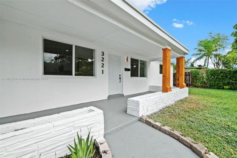 Casa en venta en Fort Lauderdale, Florida, 4 dormitorios, 154.22 m2 № 1954658 - foto 2