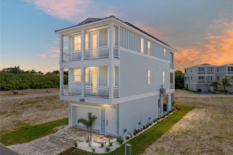 House in HUNTERS POINT in Cortez, Florida 3 bedrooms, 155.89 sq.m. № 1613157 - photo 1