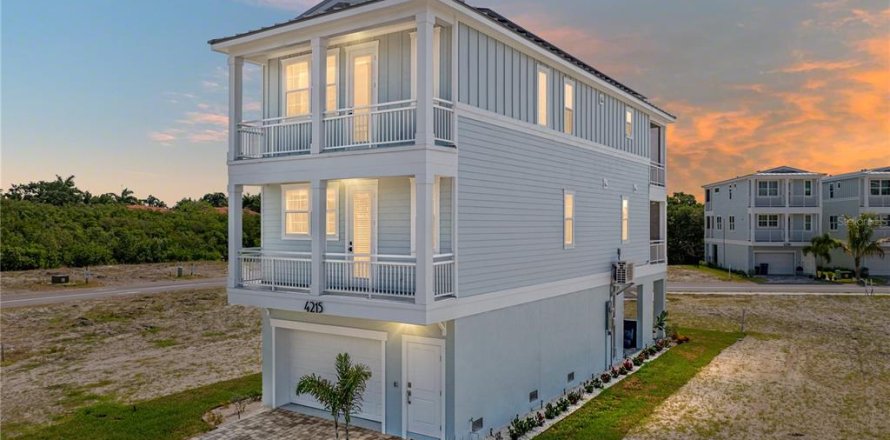 House in HUNTERS POINT in Cortez, Florida 3 bedrooms, 155.89 sq.m. № 1613157
