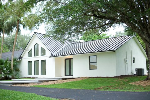 House in Southwest Ranches, Florida 4 bedrooms, 220.64 sq.m. № 2184104 - photo 2