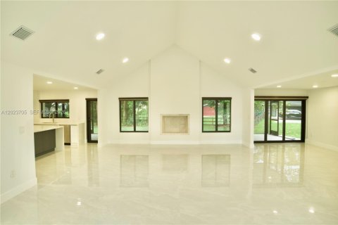 House in Southwest Ranches, Florida 4 bedrooms, 220.64 sq.m. № 2184104 - photo 4