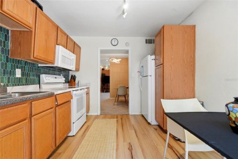 Condo in Gainesville, Florida, 3 bedrooms № 2211386 - photo 18