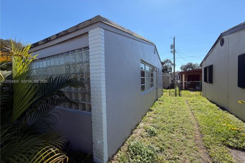 Casa en venta en Miami Gardens, Florida, 3 dormitorios, 69.68 m2 № 2244860 - foto 2