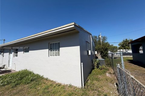 Casa en venta en Miami Gardens, Florida, 3 dormitorios, 69.68 m2 № 2244860 - foto 5