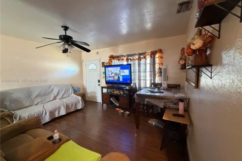 Casa en venta en Miami Gardens, Florida, 3 dormitorios, 69.68 m2 № 2244860 - foto 9