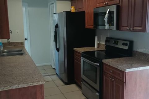 House in Tampa, Florida 3 bedrooms, 141.03 sq.m. № 1785994 - photo 2