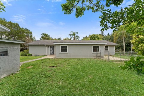 House in Miami, Florida 3 bedrooms, 354.89 sq.m. № 1689395 - photo 22