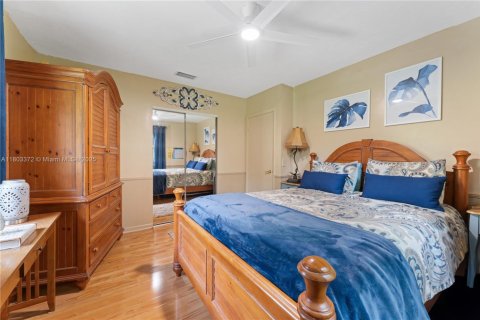 House in Miami, Florida 3 bedrooms, 354.89 sq.m. № 1689395 - photo 15
