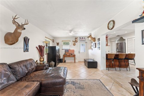 House in Miami, Florida 3 bedrooms, 354.89 sq.m. № 1689395 - photo 11