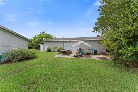 House in Miami, Florida 3 bedrooms, 354.89 sq.m. № 1689395 - photo 23