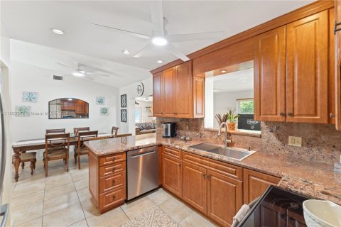 House in Miami, Florida 3 bedrooms, 354.89 sq.m. № 1689395 - photo 9